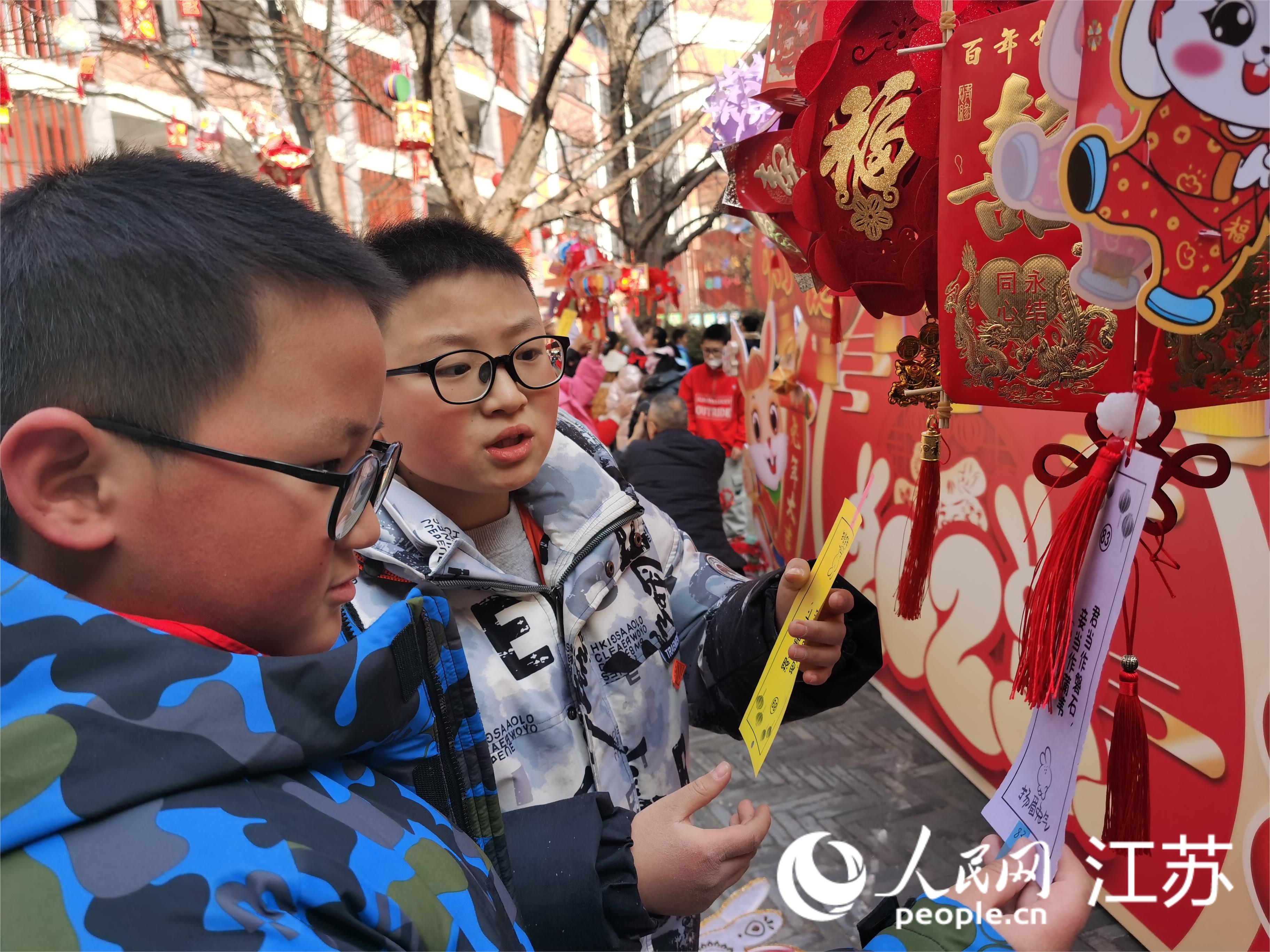 孩子們正在猜燈謎。人民網(wǎng)記者王繼亮攝 