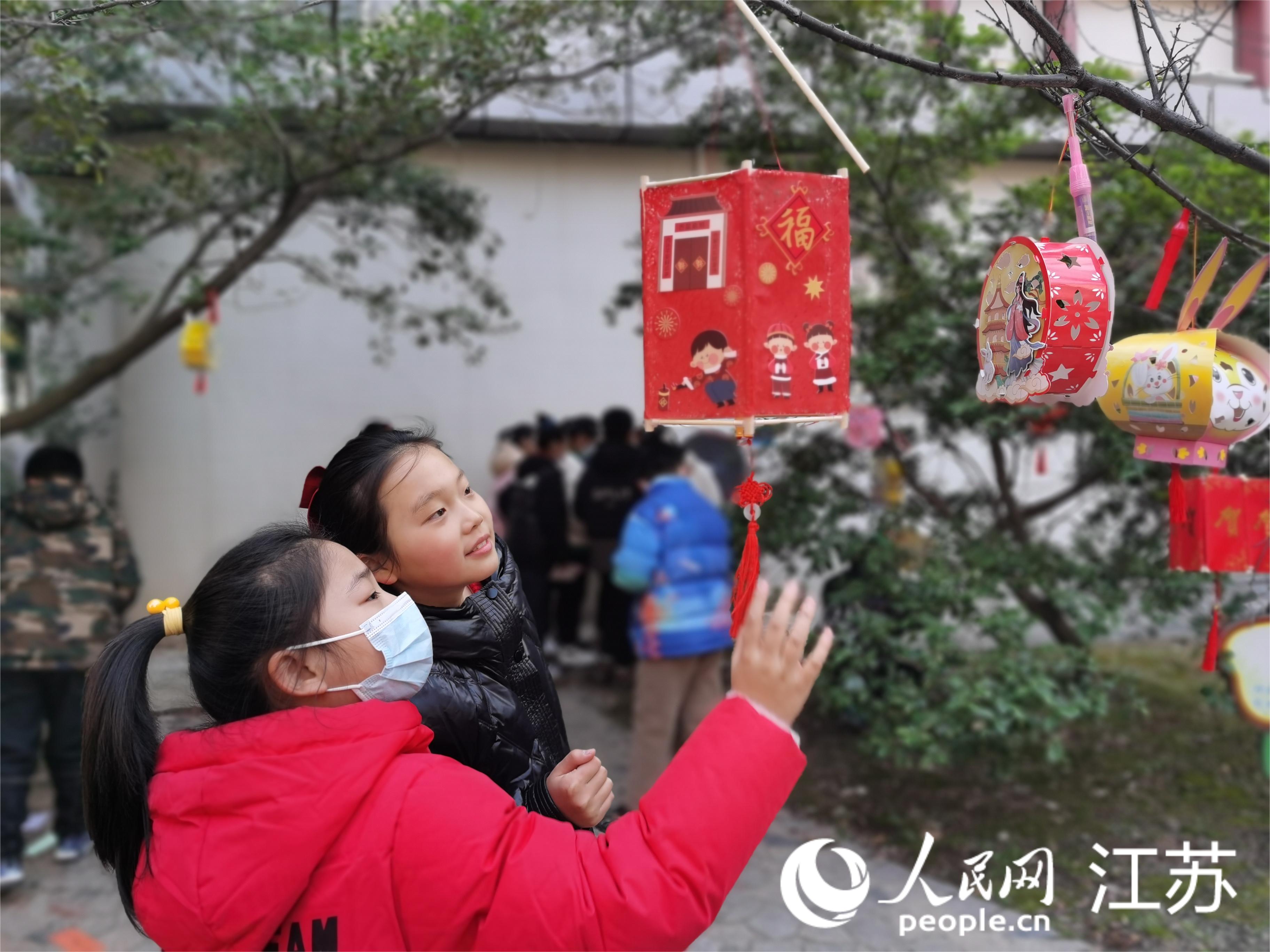 孩子們正在猜燈謎。人民網(wǎng)記者王繼亮攝