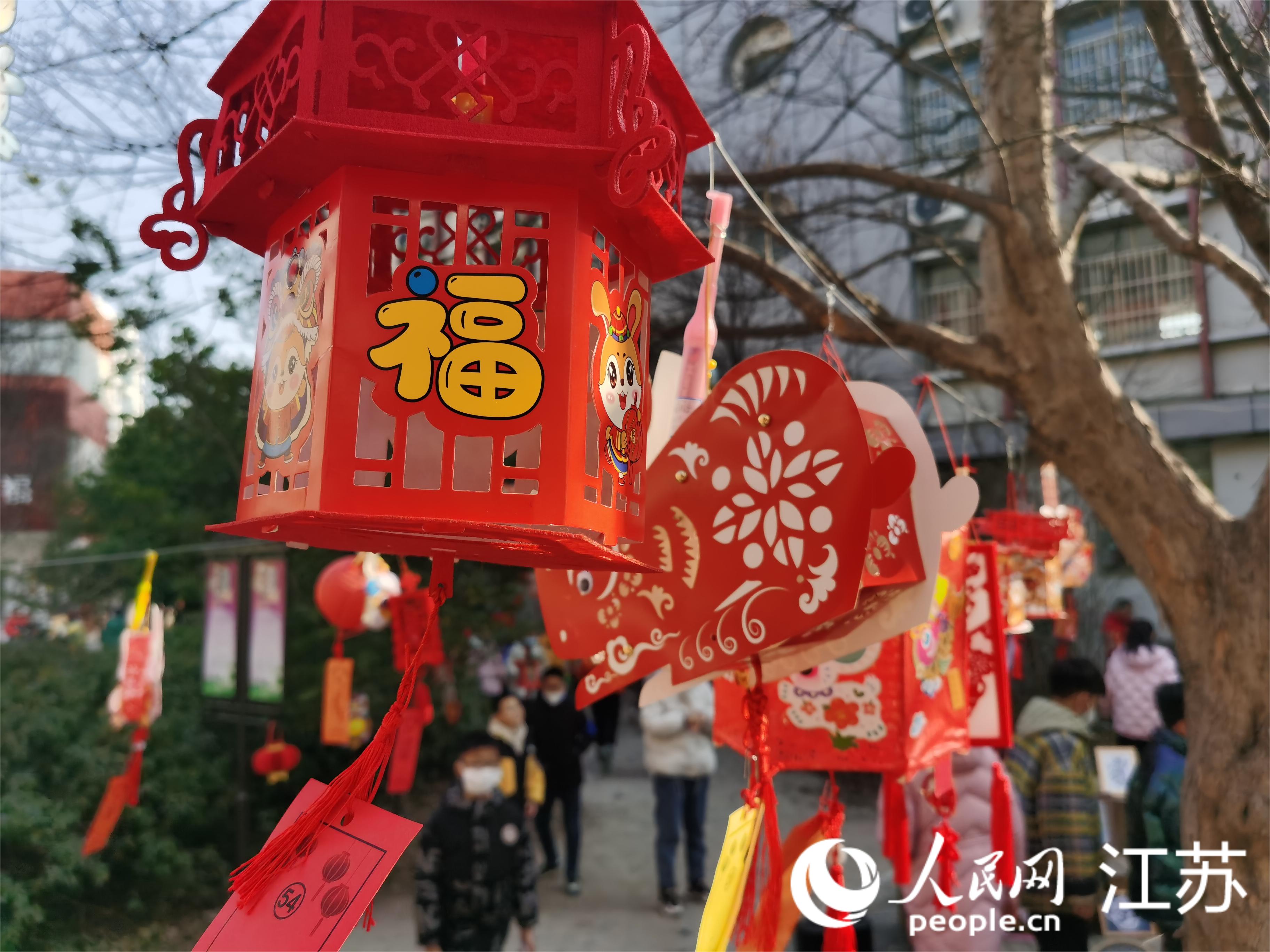 紅色的燈籠將校園襯托得更加喜慶。人民網(wǎng)記者王繼亮攝