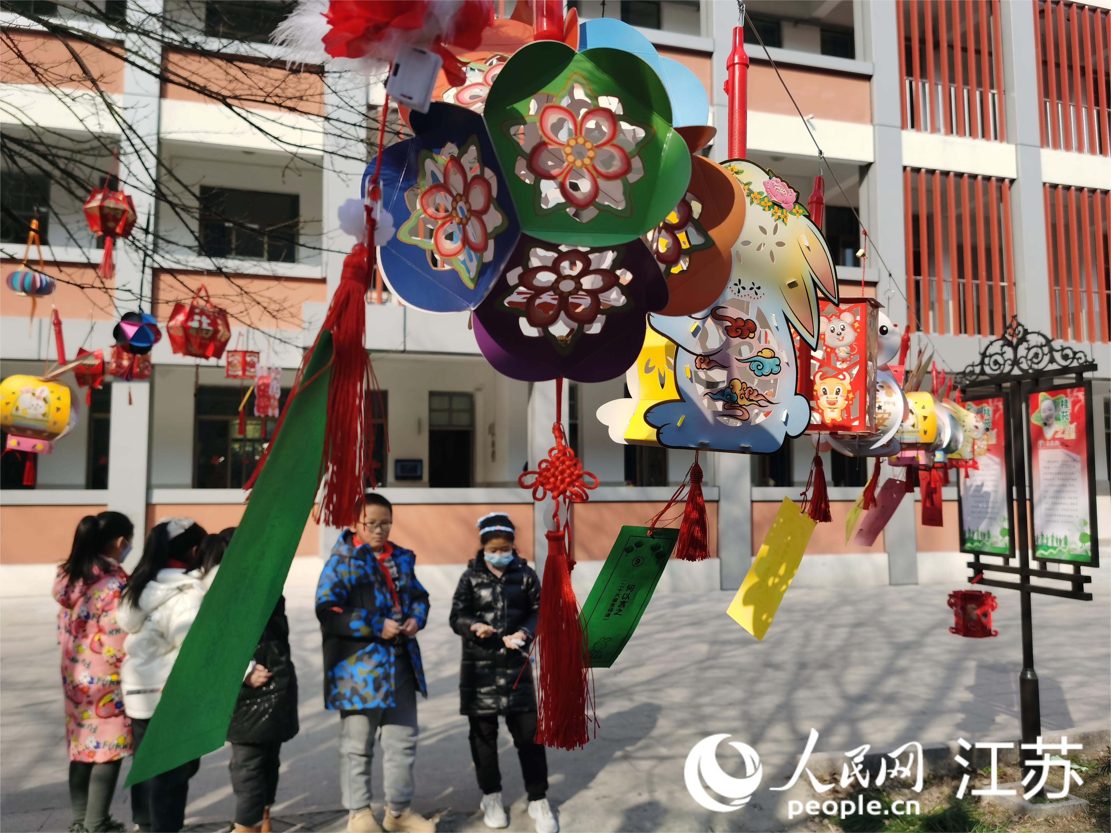 如東縣賓山小學(xué)舉行“黨史進(jìn)校園、歡樂慶元宵”活動。人民網(wǎng)記者 王繼亮攝
