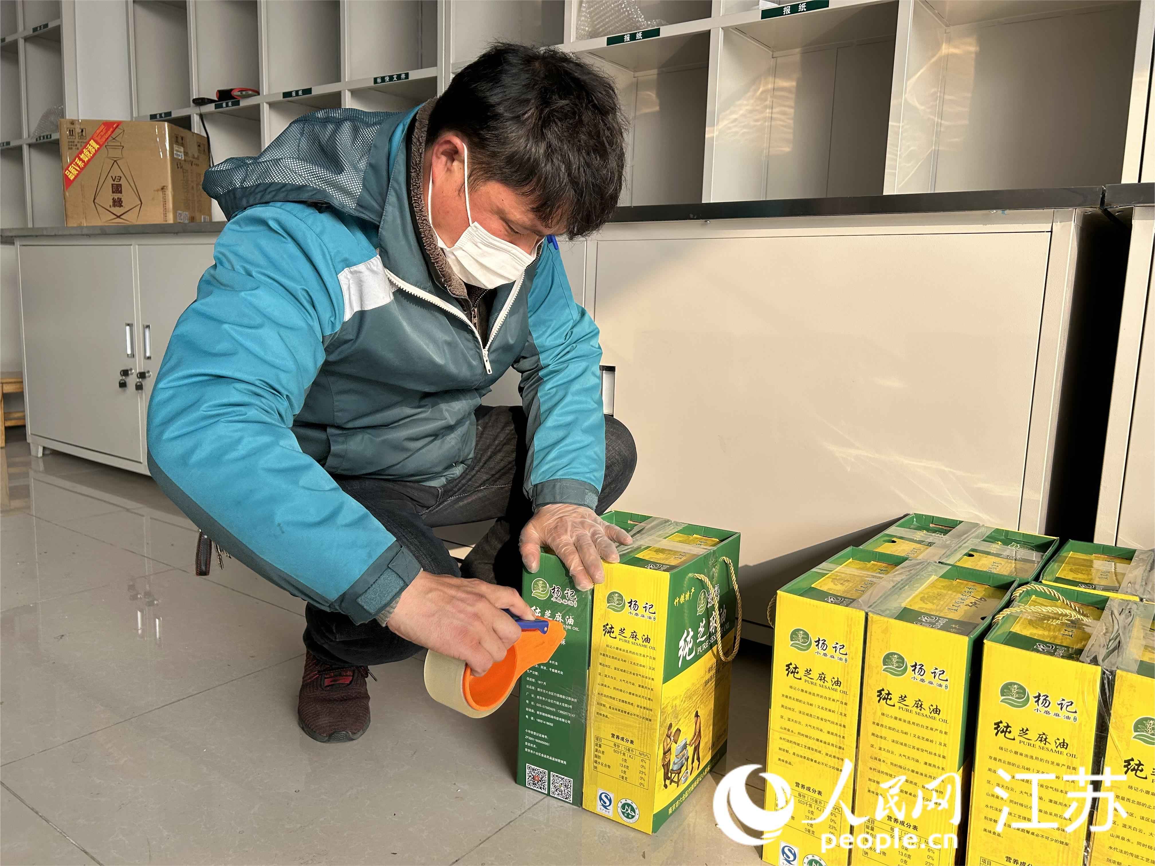 快遞攬投員在寄遞共配中心分揀、打包快遞。人民網 王丹丹攝