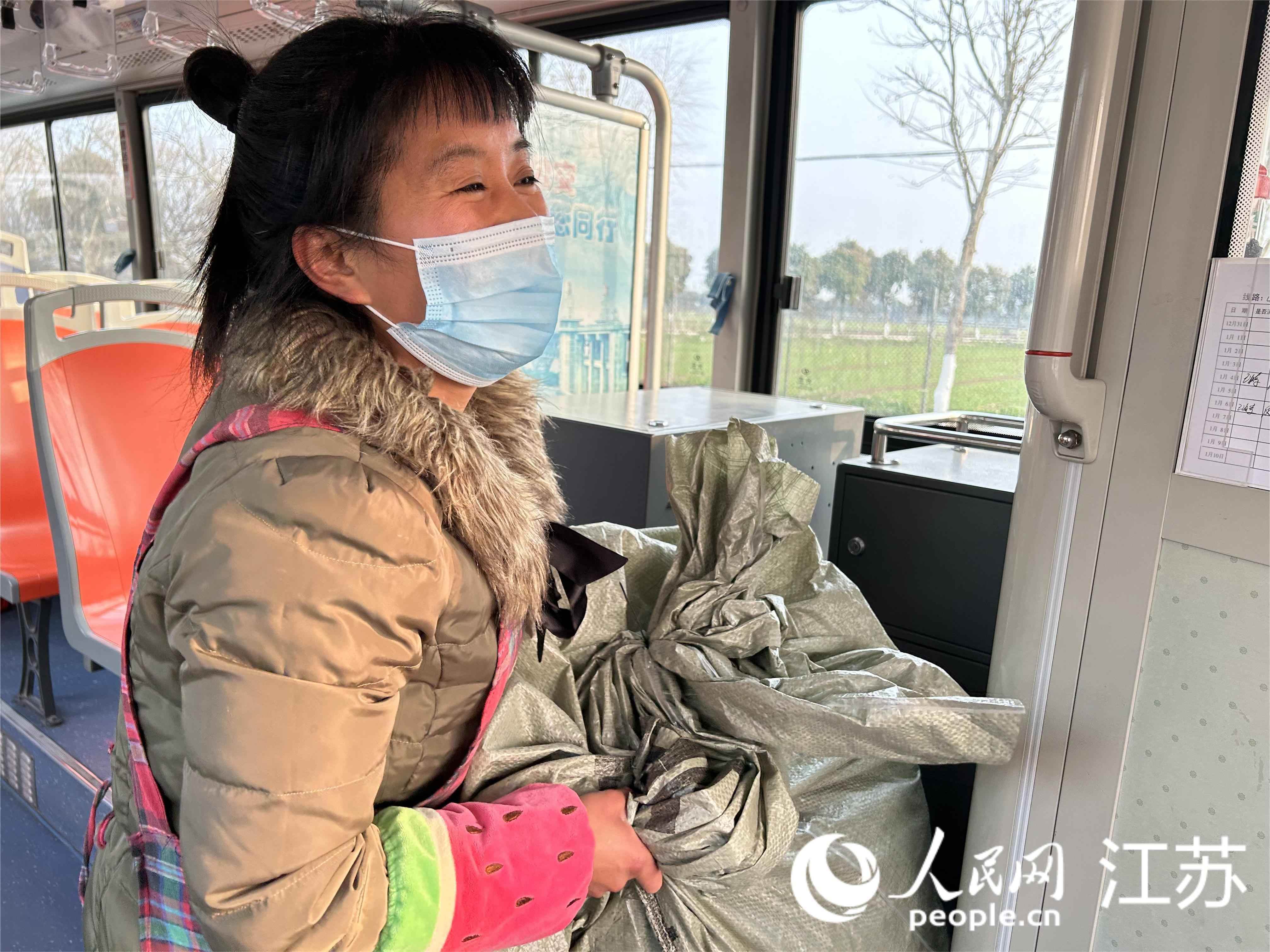 快遞代收點負責人從公交上取走快遞。人民網 王丹丹攝