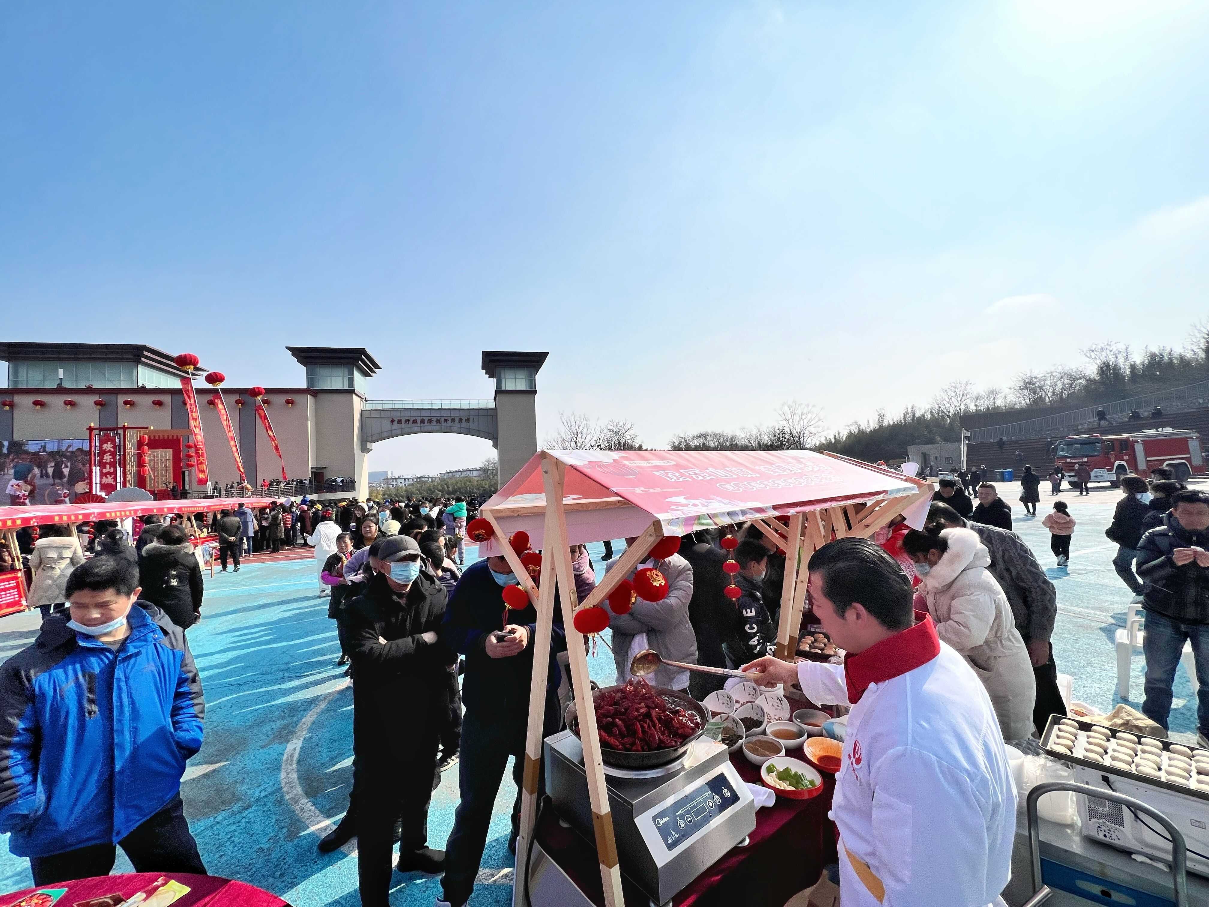 活動現(xiàn)場美食專區(qū)排起了長隊(duì)。人民網(wǎng) 馬曉波攝