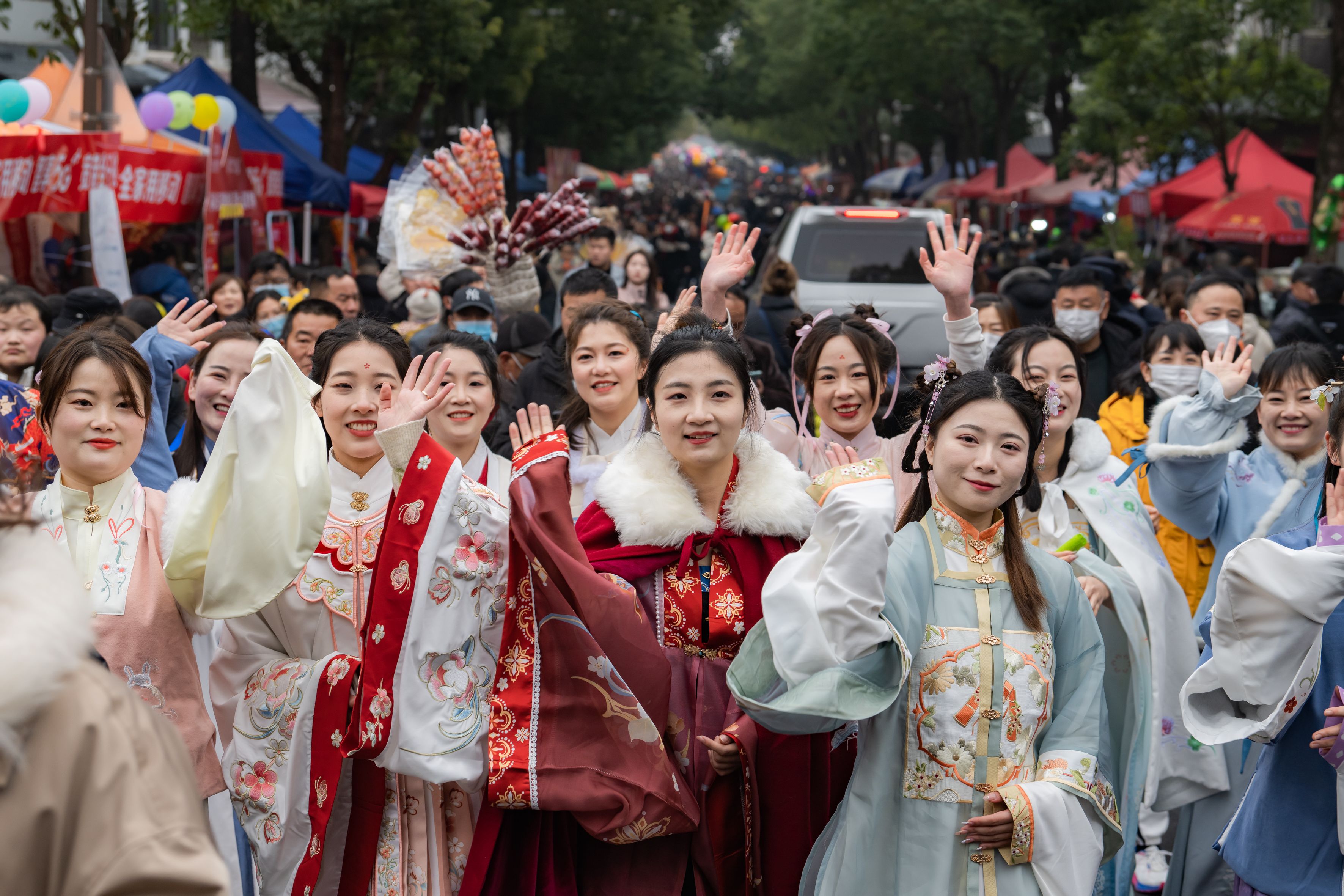 游子山下，一場漢服走秀活動正在上演。劉列攝