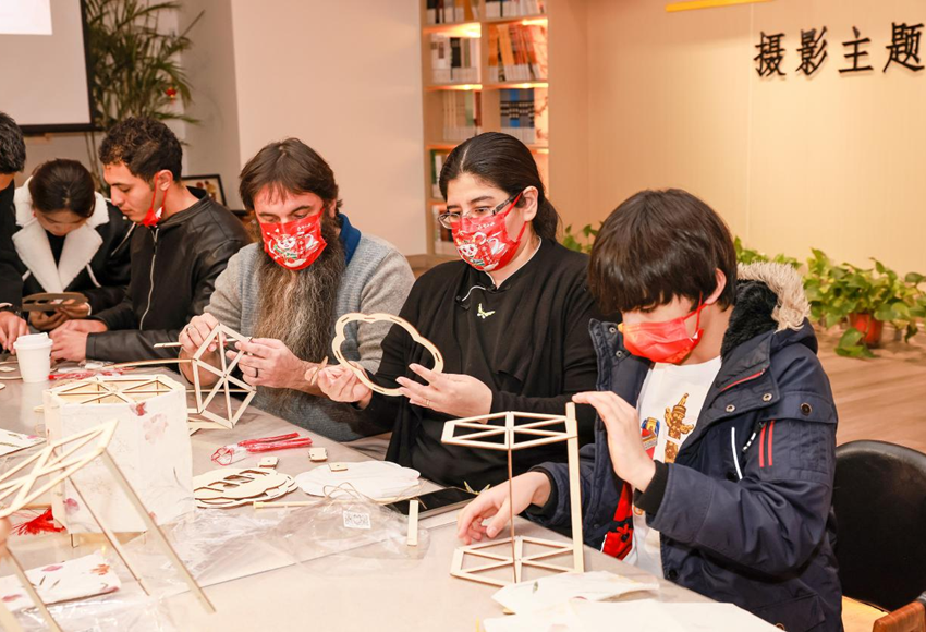 外籍人士共同制作手工花燈。盛義攝