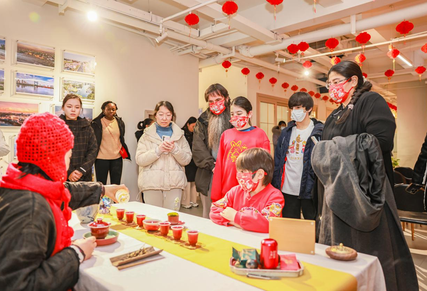 外籍人士觀看茶藝表演。盛義攝