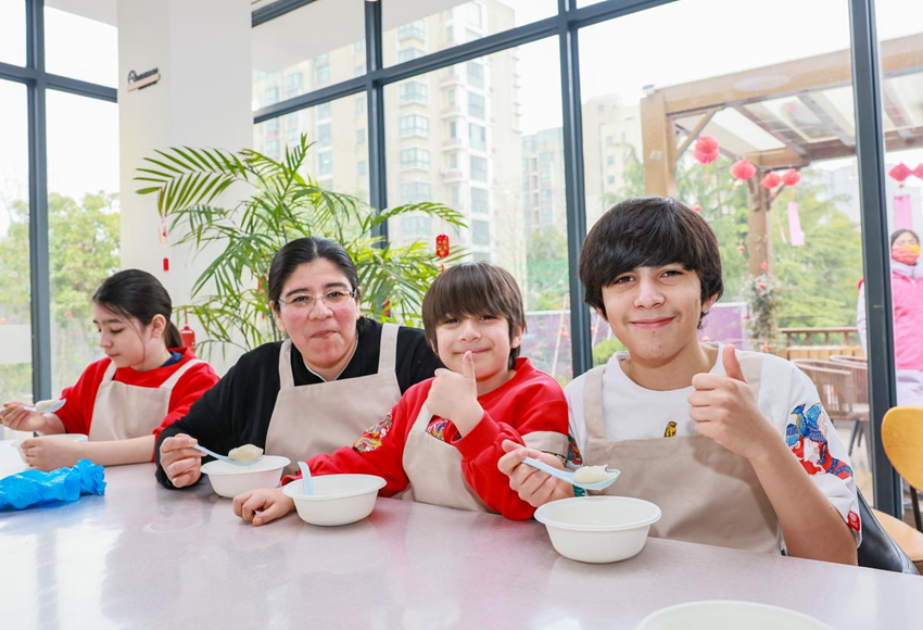 外籍人士品嘗湯圓。盛義攝