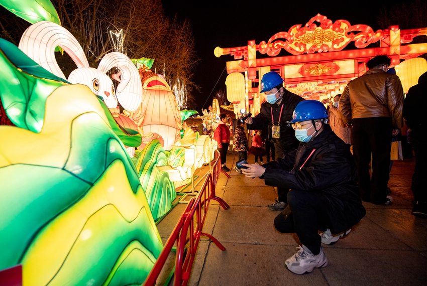 國(guó)網(wǎng)南京供電公司人員保障燈會(huì)期間供電安全。杜懿攝