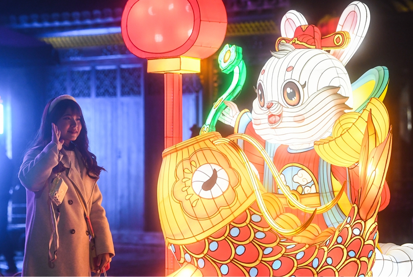 燈會現(xiàn)場游客打卡拍照。邵丹攝