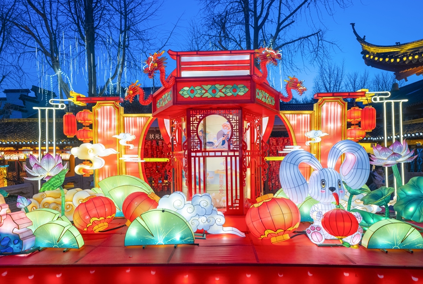 南京夫子廟大成殿萌兔賀新春燈彩。龔文新攝
