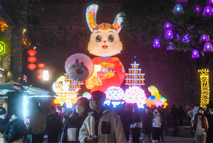 南京老門東燈會現(xiàn)場游客絡(luò)繹不絕。邵丹攝