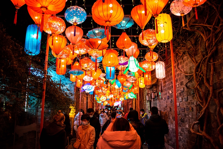 南京老門東三條營(yíng)錯(cuò)落有致的花燈道。劉沐陽(yáng)攝