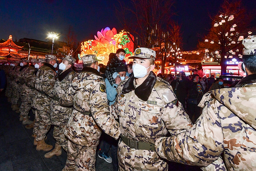 武警南京支隊(duì)官兵組成“人墻”維護(hù)秩序。邵丹攝