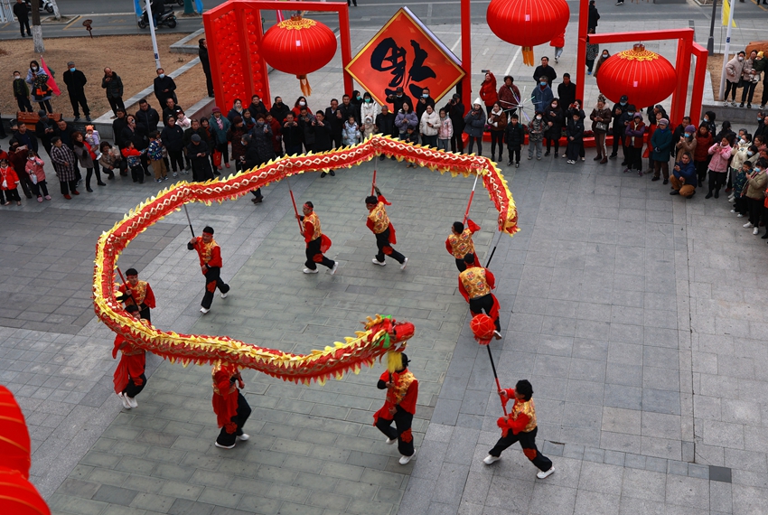 舞龍活動(dòng)精彩上演。史道智攝