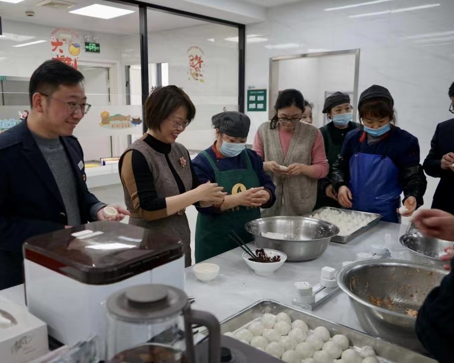 黨員同志和職工代表齊聚一堂共同制作湯圓。廖敬業(yè)攝