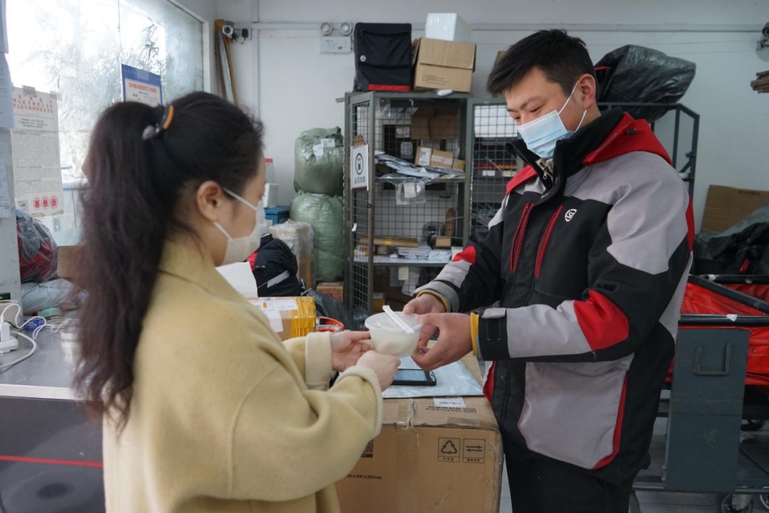 將煮好的湯圓分發(fā)給戶外工作者。廖敬業(yè)攝