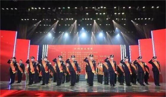 活動現(xiàn)場揭曉鹽城最美警察等榮譽稱號。周晨陽攝