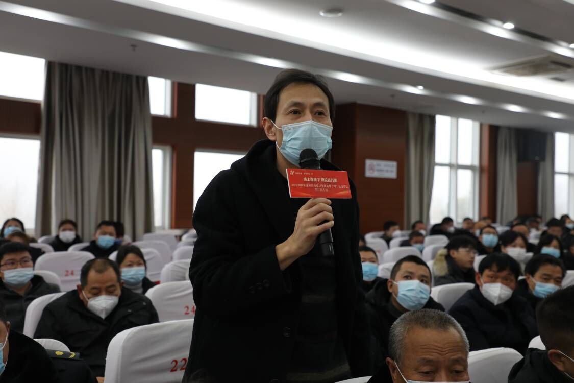 “江畔潮聲”宣講隊(duì)隊(duì)長(zhǎng)朱小兵現(xiàn)場(chǎng)提問(wèn)。宋蕾蕾攝