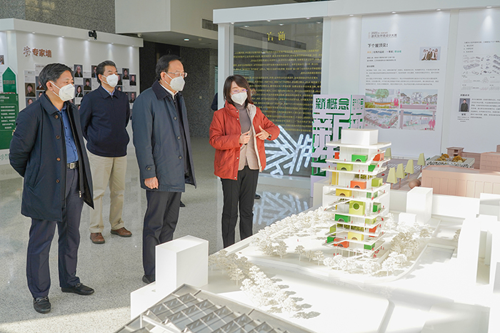 江蘇省副省長(zhǎng)夏心旻參觀第八屆“紫金獎(jiǎng)”設(shè)計(jì)作品展。魯茂亮攝