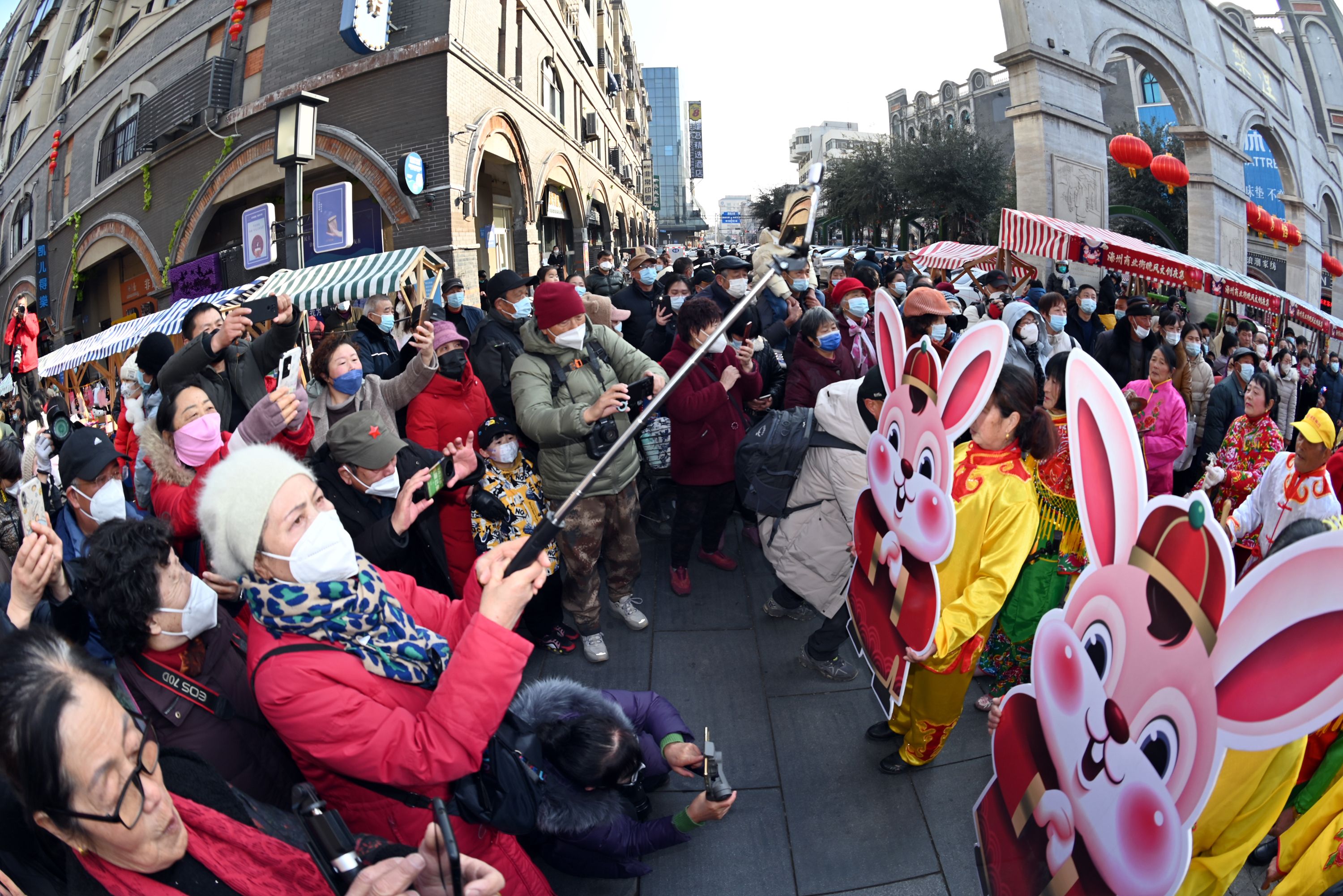 在海州區(qū)老新浦風(fēng)情街區(qū)老街古巷，市民和游客歡聚一街。朱德富攝