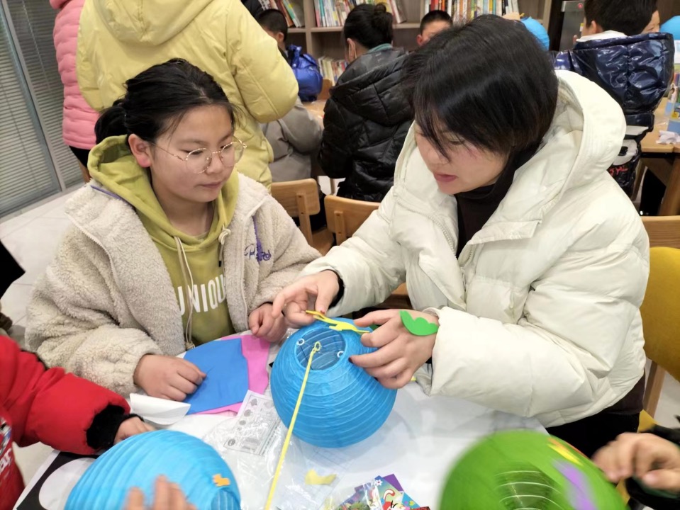 活動(dòng)現(xiàn)場(chǎng)，家長(zhǎng)與孩子們一起做花燈。宿遷煙草供圖