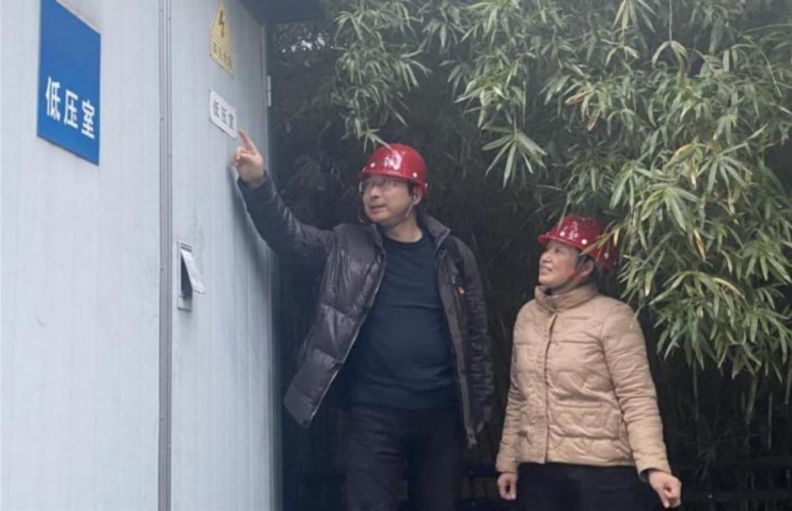 志愿者現(xiàn)場查看路燈電路運(yùn)轉(zhuǎn)情況。儀征煙草供圖