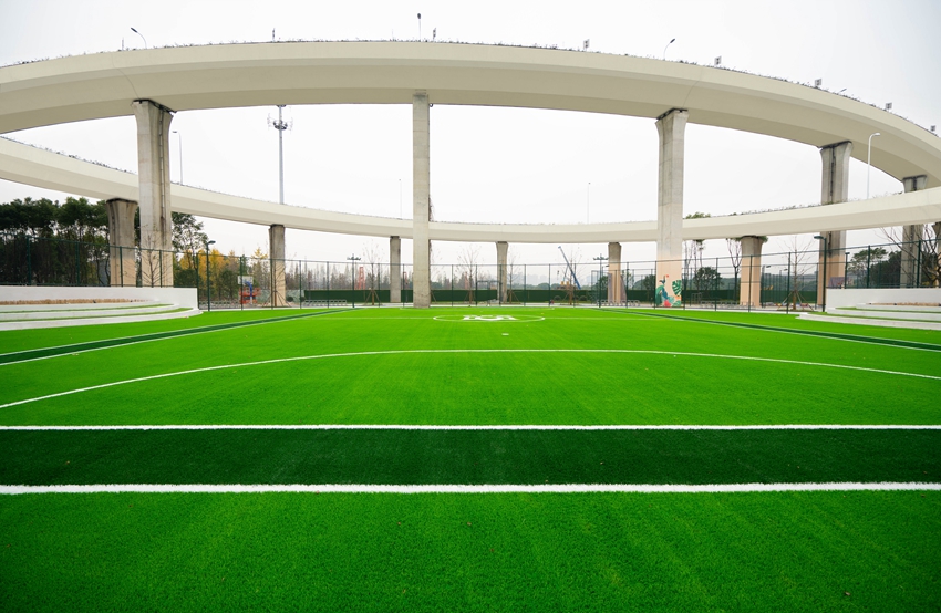 高浪路機(jī)場(chǎng)路橋下空間。張園昀攝