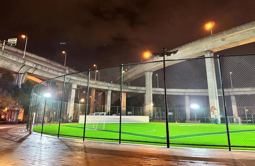 橋下空間夜景。張園昀攝