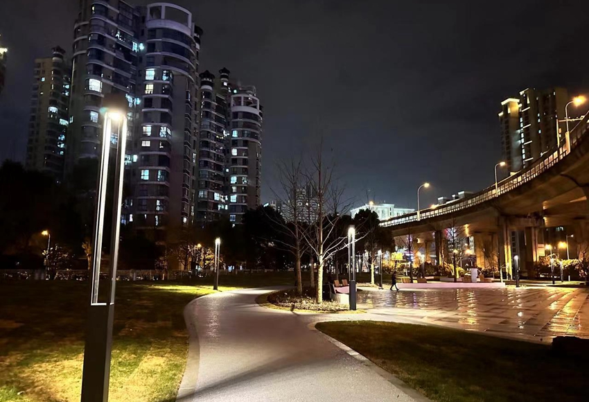 夜晚的橋下空間。張園昀攝