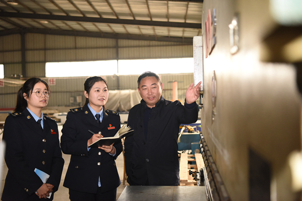 稅務(wù)人員走訪淮安郁盛科技有限公司。淮安稅務(wù)供圖?