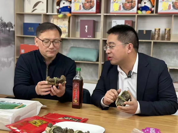 馬恒宏正在進行電商直播。雙游村供圖