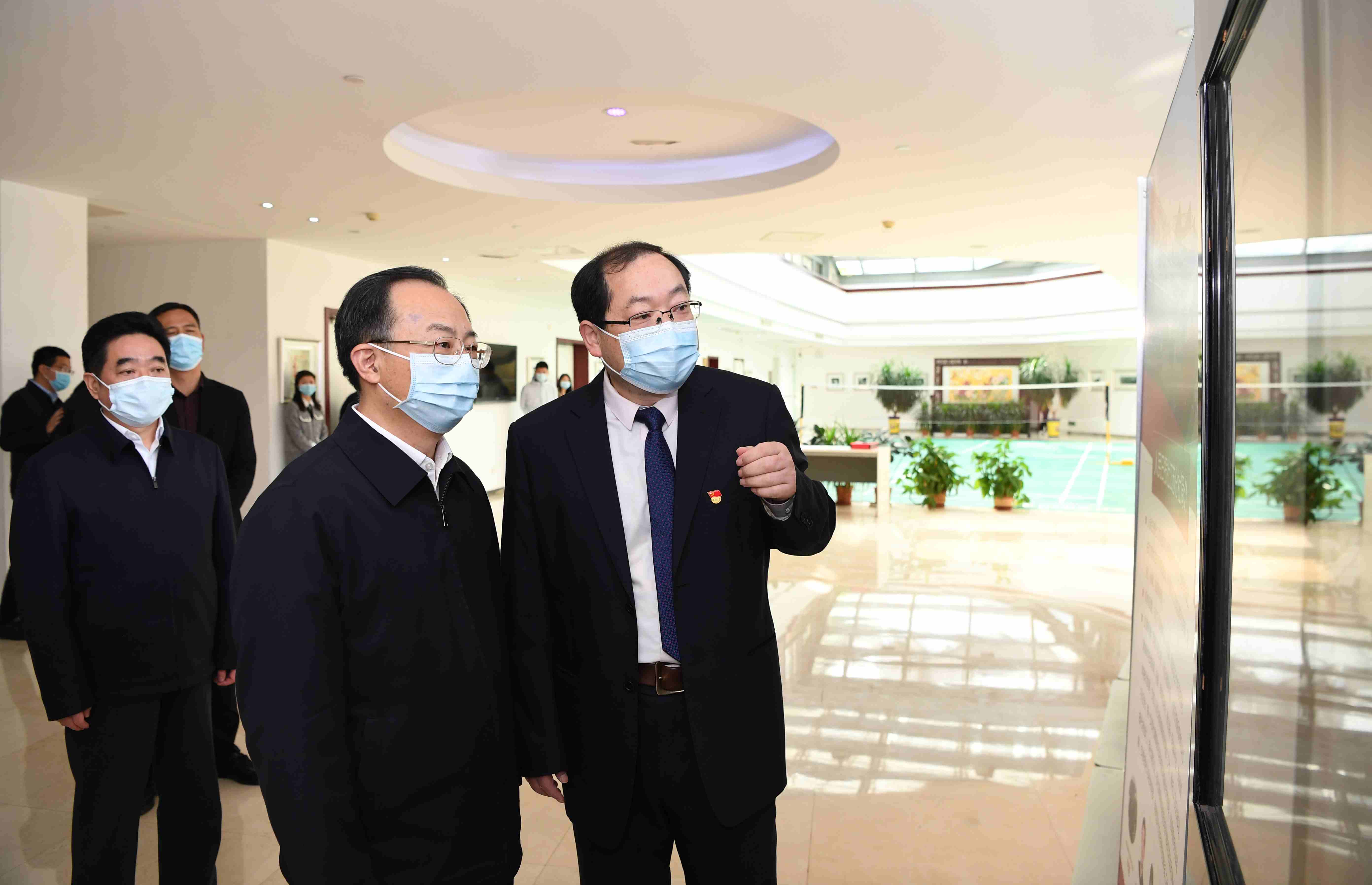 2021年10月29日，時任江蘇省委書記吳政隆到人民日報社江蘇分社走訪調(diào)研，看望并慰問了人民日報社江蘇分社、人民網(wǎng)江蘇頻道的一線編采人員。