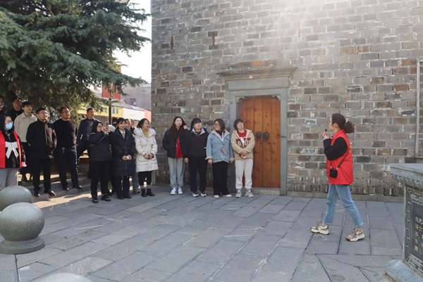 基層黨員來到周城村，實(shí)地感受鄉(xiāng)風(fēng)文明。徐麗萍攝