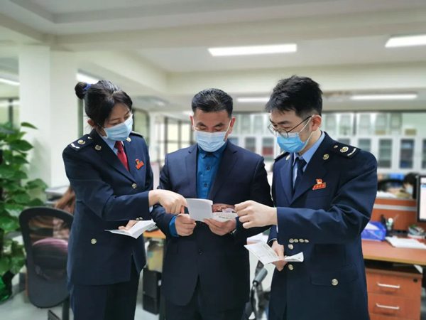 稅務(wù)人員走進(jìn)企業(yè)送政策。寧穗攝