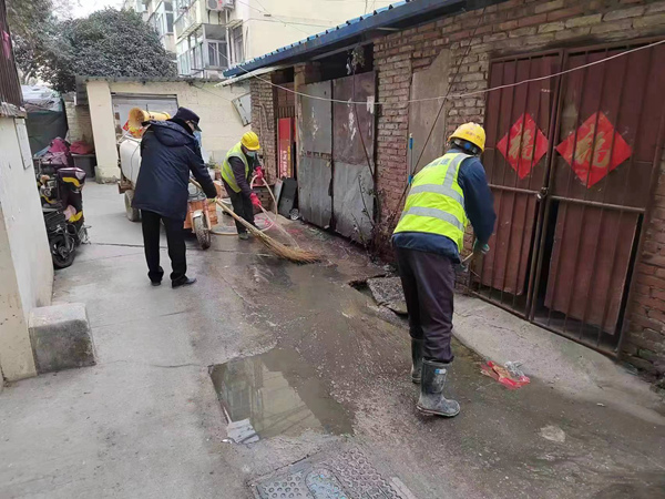 工作人員在清理現(xiàn)場(chǎng)。云龍區(qū)信訪(fǎng)局供圖