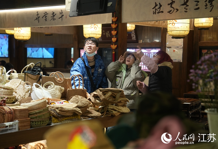 顧客在挑選試戴商品。人民網(wǎng) 冷金明攝