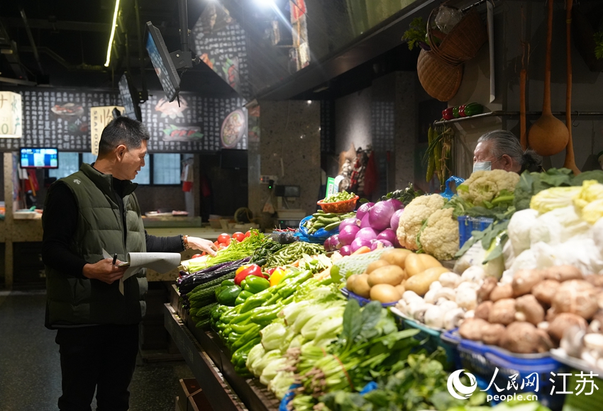 雙塔市集相關(guān)負(fù)責(zé)人抽檢菜品。人民網(wǎng) 冷金明攝