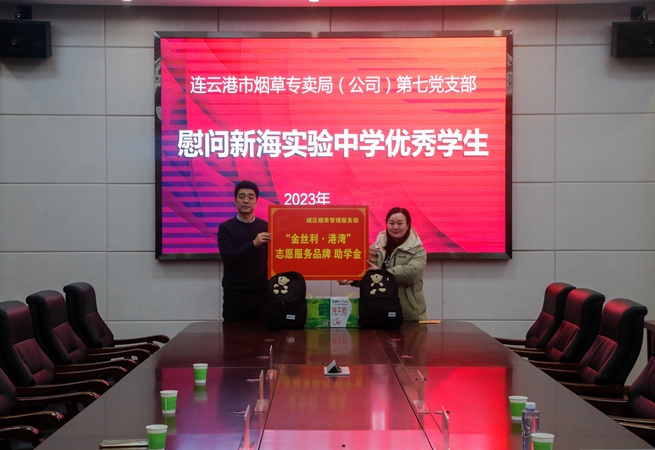 愛心捐贈助學金活動現(xiàn)場。柏虹志攝