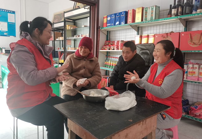 志愿者服務隊與老人一起包湯圓。柏虹志攝