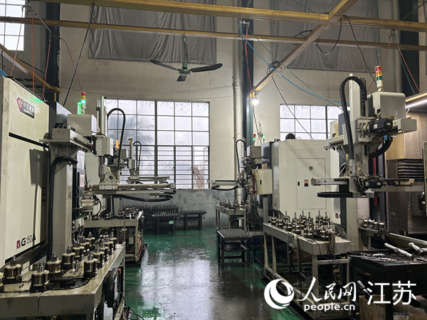 改造后的企業(yè)車間實現(xiàn)智能化作業(yè)。人民網(wǎng) 王丹丹攝