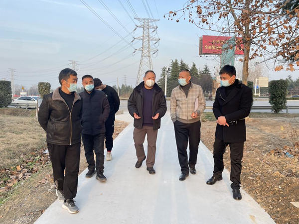 江蘇中煙駐村干部馬頌國（中）在羅圩村調(diào)研。受訪者供圖