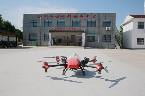 停放在村黨群服務(wù)中心廣場上的農(nóng)用無人機(jī)。受訪者供圖