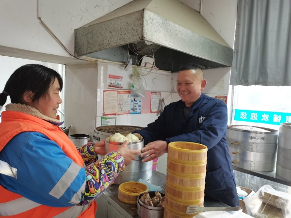 雍月飛堅持每天免費為環(huán)衛(wèi)工人提供早餐。陳家吉攝