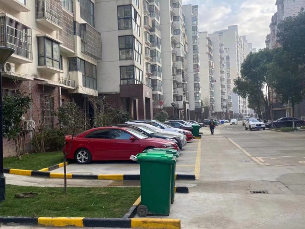 整治出新的洋溪人家機(jī)動車車位。錢橋街道供圖