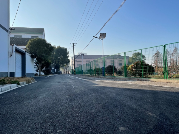 修葺完工的江勝橋村道。錢橋街道供圖