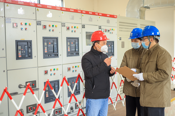 國網(wǎng)南京市江寧區(qū)供電公司營銷客戶經(jīng)理來到江蘇宏遠(yuǎn)電氣有限責(zé)任公司進(jìn)行走訪，對用戶安裝的屋頂及車棚光伏裝置和智慧能源管控系統(tǒng)進(jìn)行檢查調(diào)試。王童攝