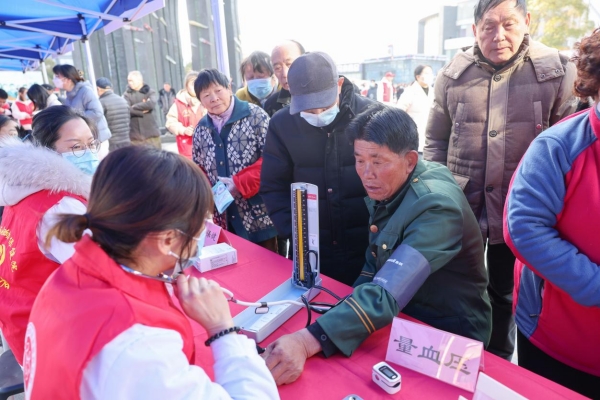 志愿者為市民免費(fèi)測(cè)量血壓。朱其攝