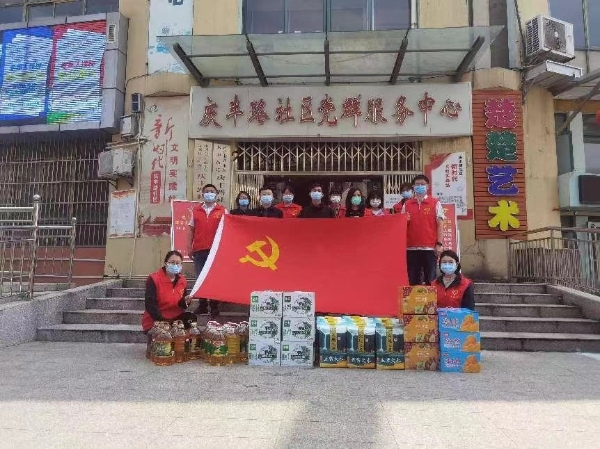 黨員志愿者為困難群眾送生活用品。溧水煙草供圖