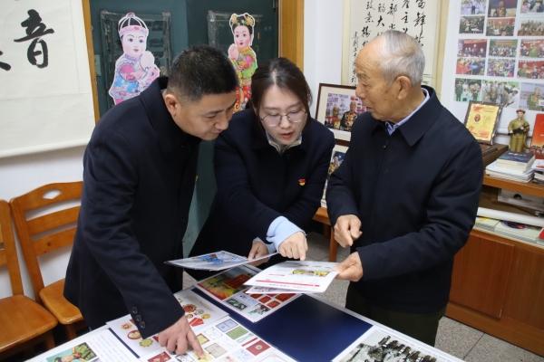 趙明才老人為志愿者講雷鋒故事。溧水煙草供圖