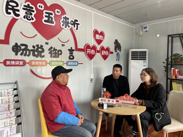 居民在改造后的核酸小屋內(nèi)向代表、委員反映問題。受訪者供圖